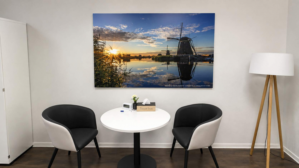 Asklepios Tagesklinik Gross Borstel - Besprechungstisch in einem Büro vor einem Fotodruck mit einer holländischen Mühle