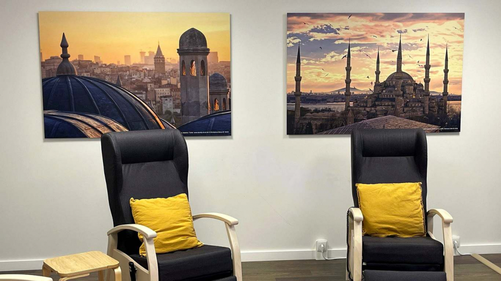 Asklepios Tagesklinik Gross-Borstel Therapieraum Asklepios Tagesklinik Gross Borstel - Therapieraum mit stimmigen Fotodrucken an den Wänden