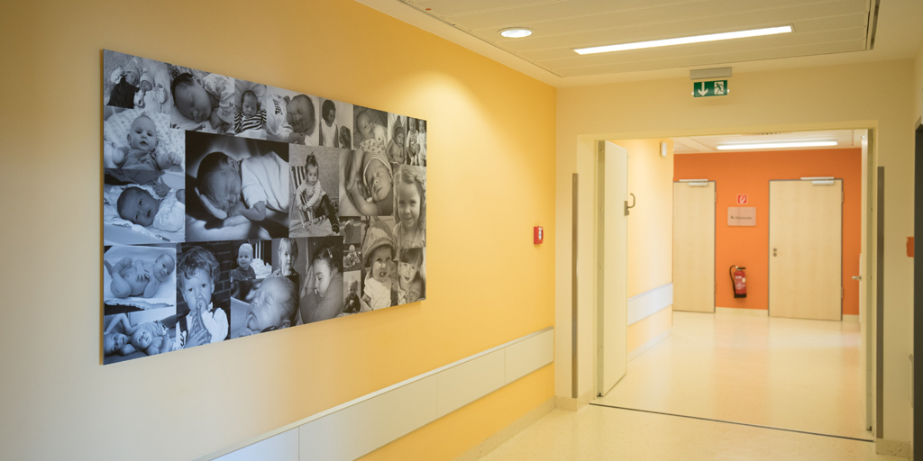 Fotodrucke - Asklepios Klinik Altona - Flur Geburtstation - Babycollage