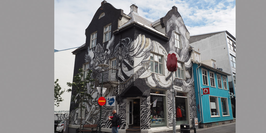Wandmalerei an einem Haus in Reykjavík